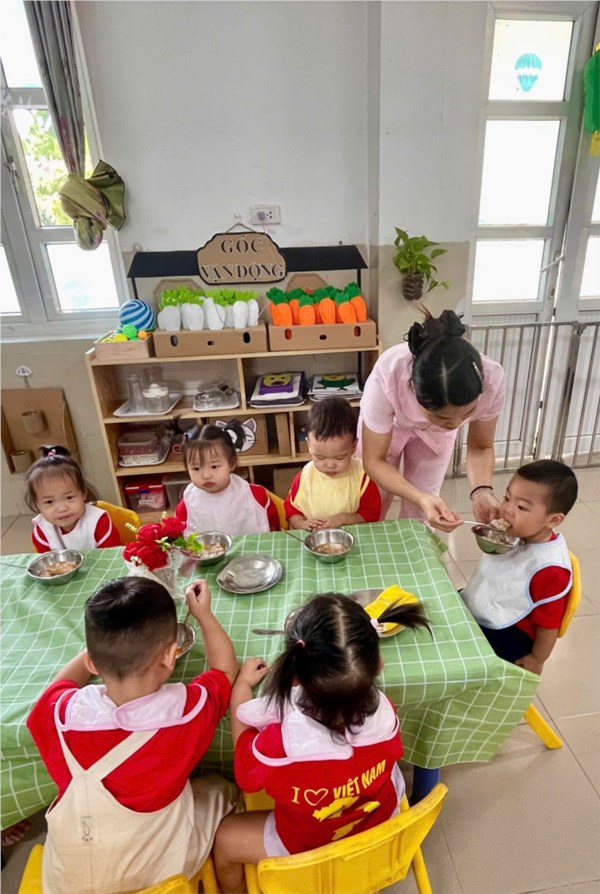 Giờ ăn trưa của các con lớp NTD3 (Album ảnh đẹp tháng 10)