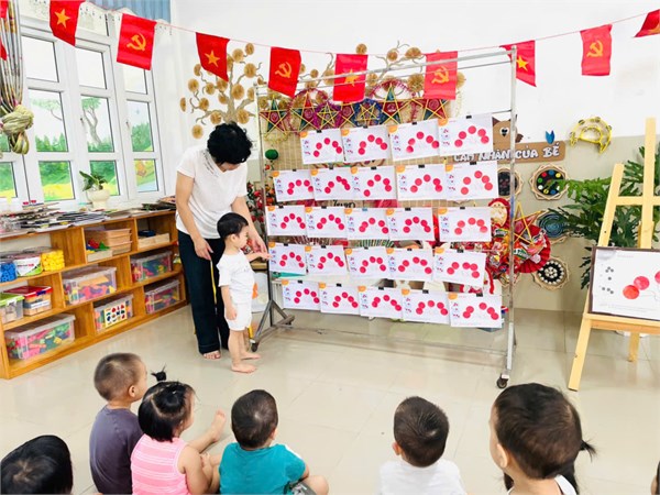 Giờ học tạo hình dán bóng bay của các con D3(Album ảnh đẹp tháng 10)