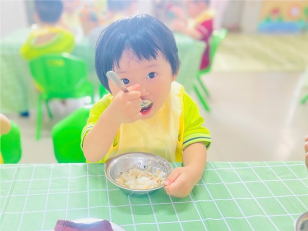 Một số hình ảnh giờ ăn của các bạn nhỏ lớp NTD2