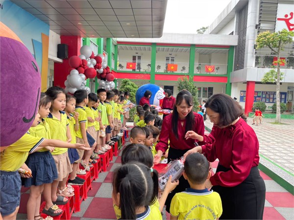 THAM QUAN TRẢI NGHIỆM TRƯỜNG TIỂU HỌC LONG BIÊN