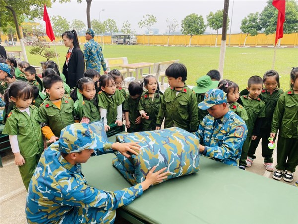 Bé yêu chú bộ đội