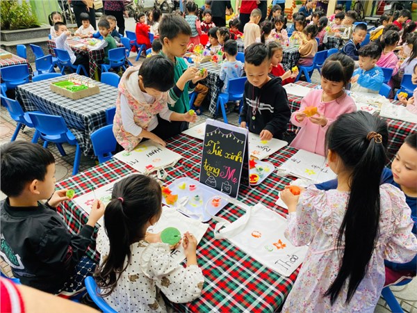 Ảnh tháng 3 - Hoạt động làm quà tặng bà, tặng mẹ nhân ngày 8.3