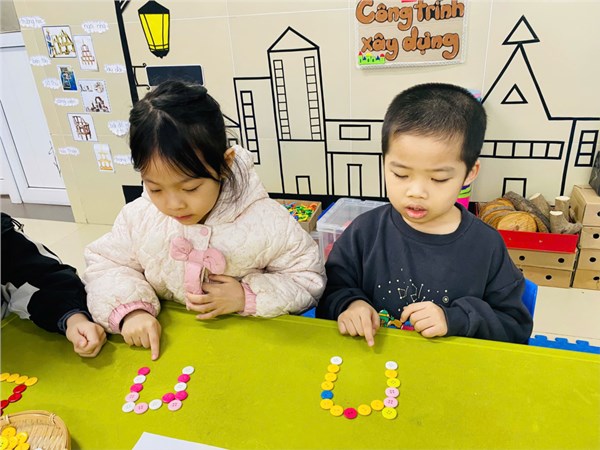 Ảnh đẹp tháng 2 lớp MGL A2: Bé vui học chữ - Hành trình khám phá đầy hứng khởi tại lớp MGL A2