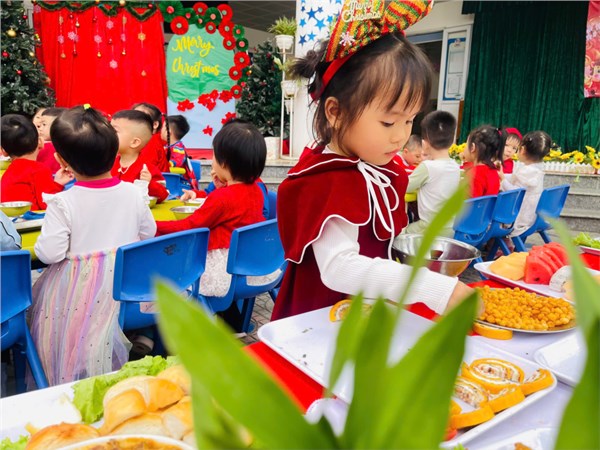 Buổi buffet vui vẻ của các bé lớp Mẫu giáo bé C2 nhân dịp Giáng sinh