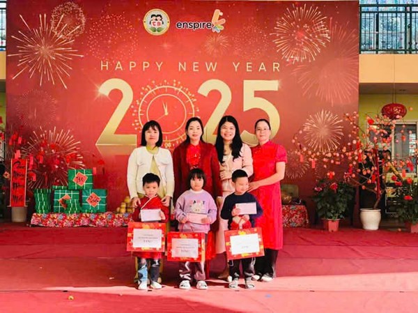 Những khoảnh khắc đáng yêu của các bé trong dịp đầu năm mới 1/2025