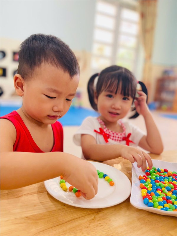 ALBUM ẢNH ĐẸP THÁNG 7- THÍ NGHIỆM: NHỮNG VIÊN KẸO SẮC  MẦU🍭 LỚP NT D2