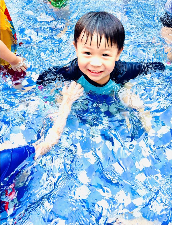 Thư viện ảnh album ảnh đẹp tháng 7: Hoạt động bể vày của các bạn nhỏ lớp MGB C2.