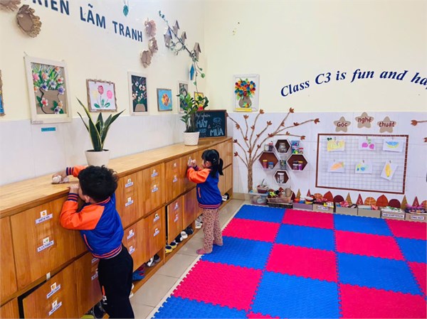 Thư viện ảnh tháng 2: Cô và trò trường MN Việt Hưng duy trì công tác vệ sinh phòng chống dịch bệnh