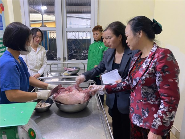 Thư viện ảnh tháng 11 - Ban phụ huynh lớp MGL A1 phối hợp với Nhà trường kiểm tra, giám sát công tác giao nhận thực phẩm