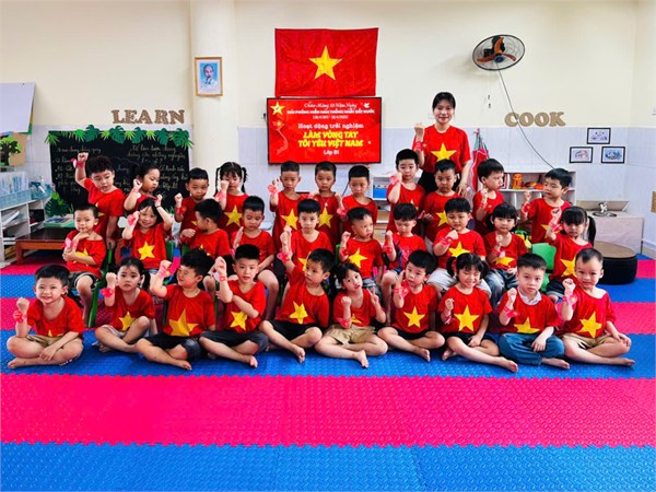 Thư viện ảnh tháng 4: Hoạt động làm vòng tay  Tôi yêu Việt Nam  của các bé lớp MGN B1