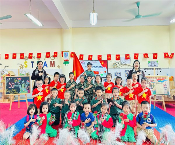 Thư viện ảnh tháng 4: Biểu diễn văn nghệ chào mừng Ngày giải phóng miền Nam, thống nhất đấy nước của các bạn nhỏ lớp MGL A3