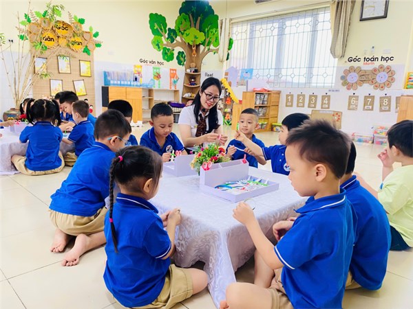 Thư viện ảnh tháng 5: Các bạn nhỏ lớp MGN B2 với hoạt động  Làm báo tường kỷ niệm 135 năm Ngày sinh Chủ tịch Hồ Chí Minh 