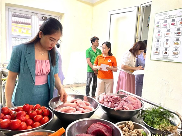 Thư viện ảnh tháng 5: Nhà trường phối hợp với Ban phụ huynh lớp MGN B2 thực hiện công tác giao nhận thực phẩm