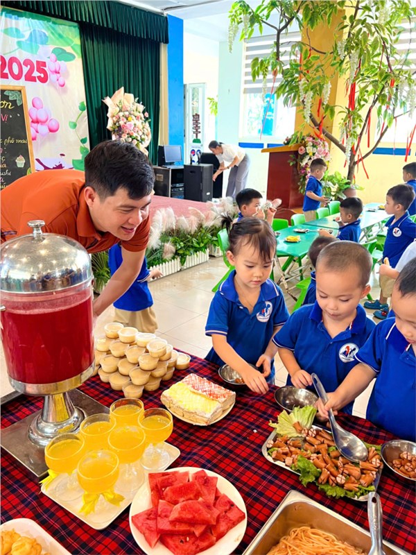Thư viện ảnh tháng 5 - Tiệc Buffet - Chào mừng Ngày sinh Chủ tịch Hồ Chí Minh