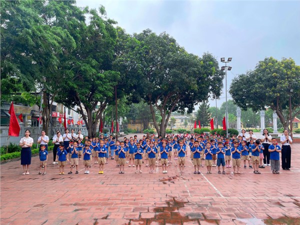 Thư viện ảnh tháng 5: Lễ dâng hương Tượng đài Bác Hồ của cán bộ, giáo viên, nhân viên cùng các con học sinh khối MGL. 