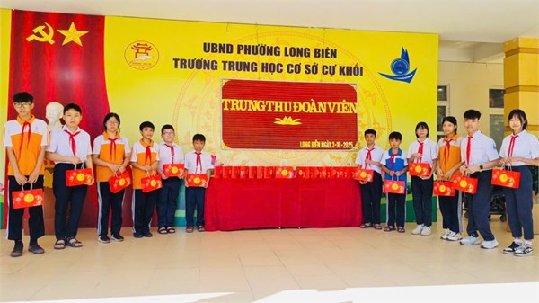 Trường THCS Cự Khối phát quà cho học sinh vượt khó học tập