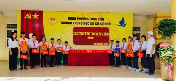 Trường THCS Cự Khối phát quà cho học sinh vượt khó học tập