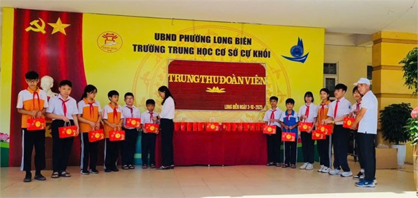 Trường THCS Cự Khối phát quà cho học sinh vượt khó học tập