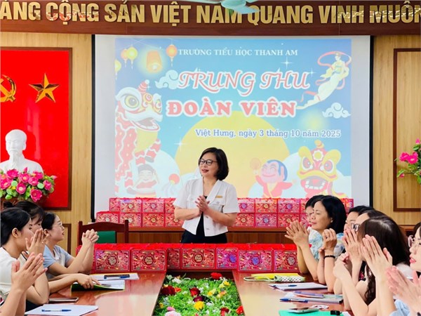 Tặng quà trung thu cho CBGV, NV