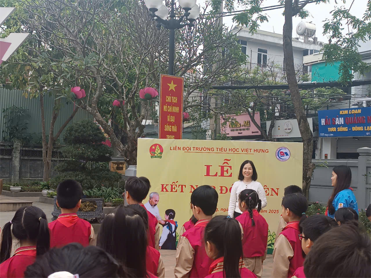 Cô Nguyễn Thị Thức - Hiệu trường nhà trường phát biểu giao nhiệm vụ cho đội viên mới