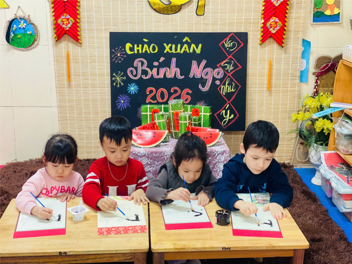 Các bé lớp MGN B4 tô tranh gỗ trang trí tết