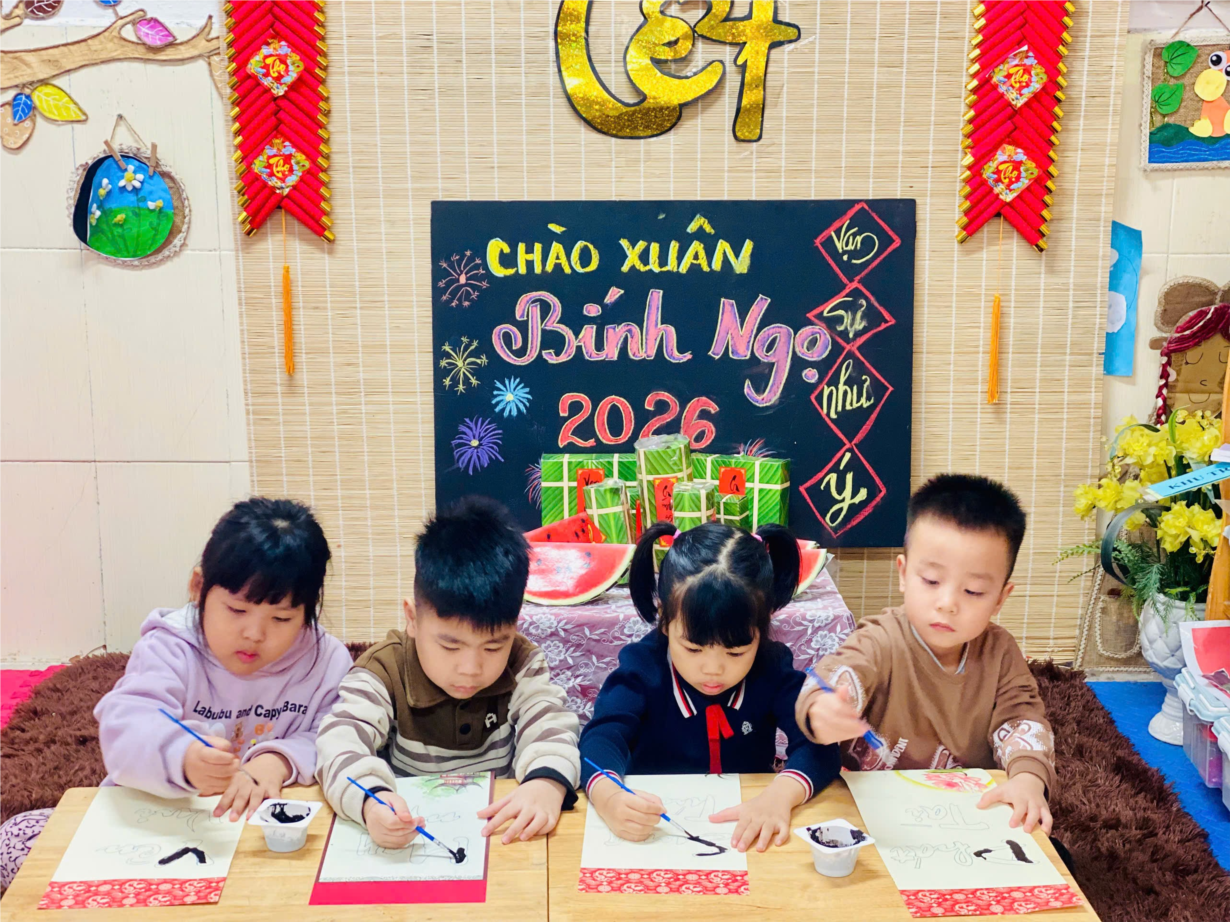 Các bé lớp MGN B4 tô tranh gỗ trang trí tết