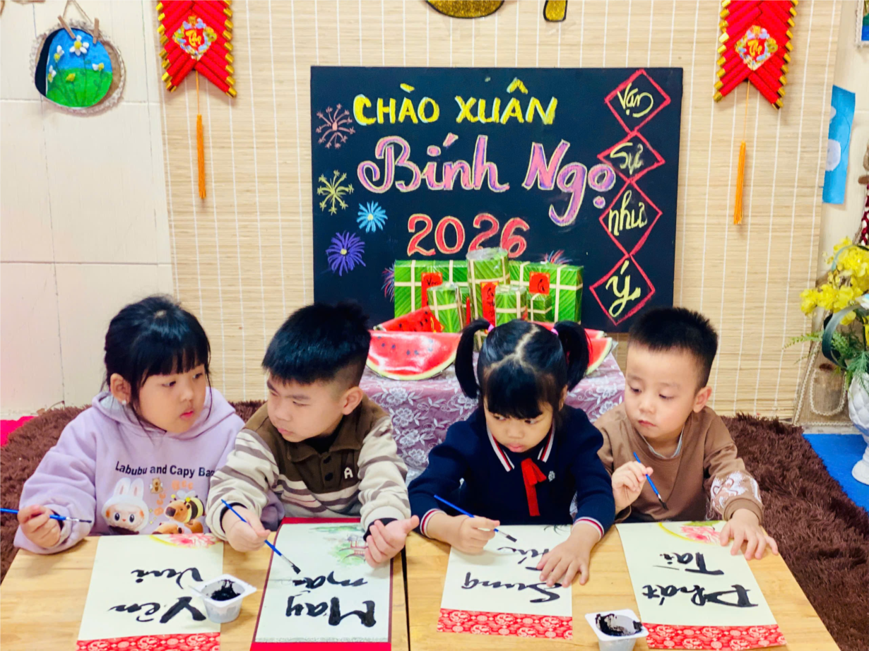 Các bé lớp MGN B4 tô tranh gỗ trang trí tết