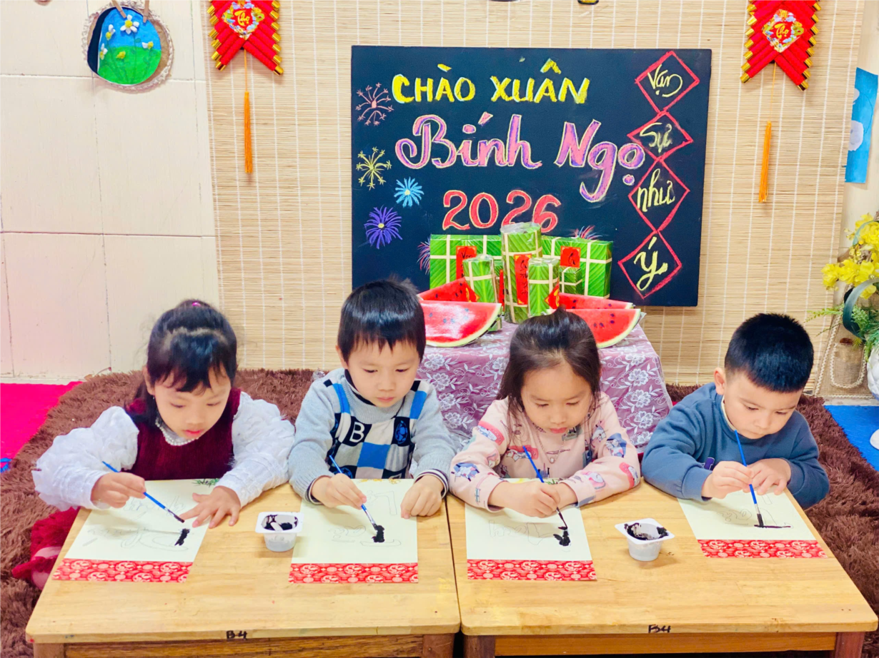 Các bé lớp MGN B4 tô tranh gỗ trang trí tết