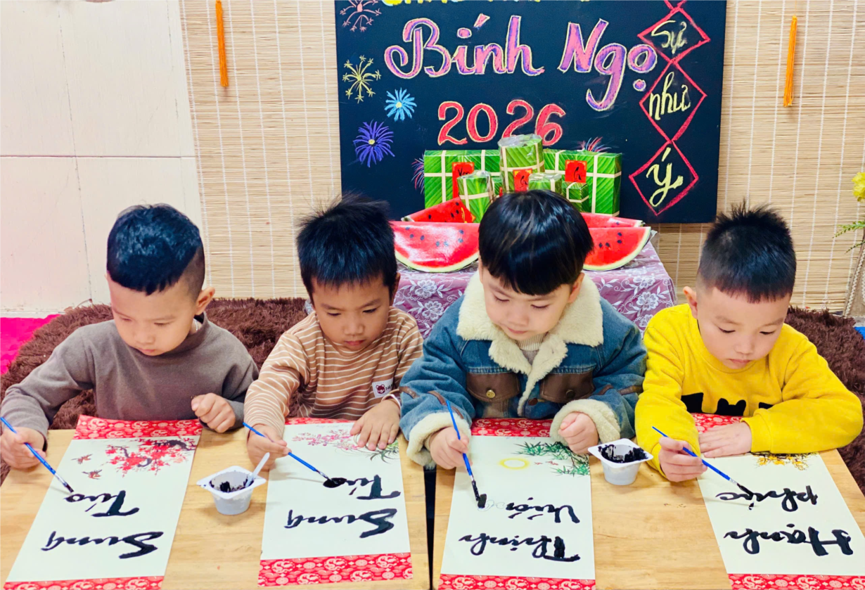 Các bé lớp MGN B4 tô tranh gỗ trang trí tết