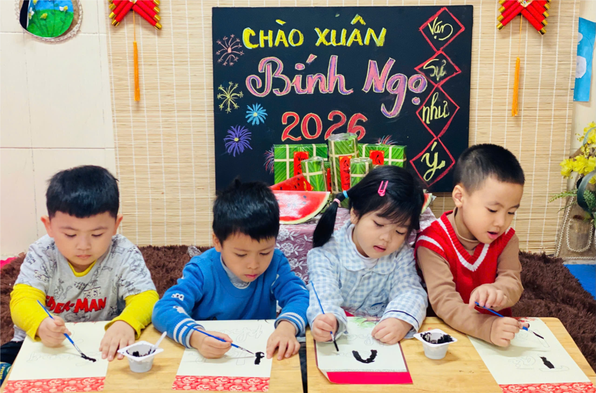 Các bé lớp MGN B4 tô tranh gỗ trang trí tết