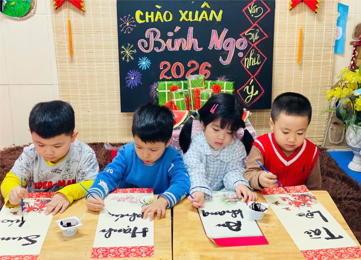 Các bé lớp MGN B4 tô tranh gỗ trang trí tết