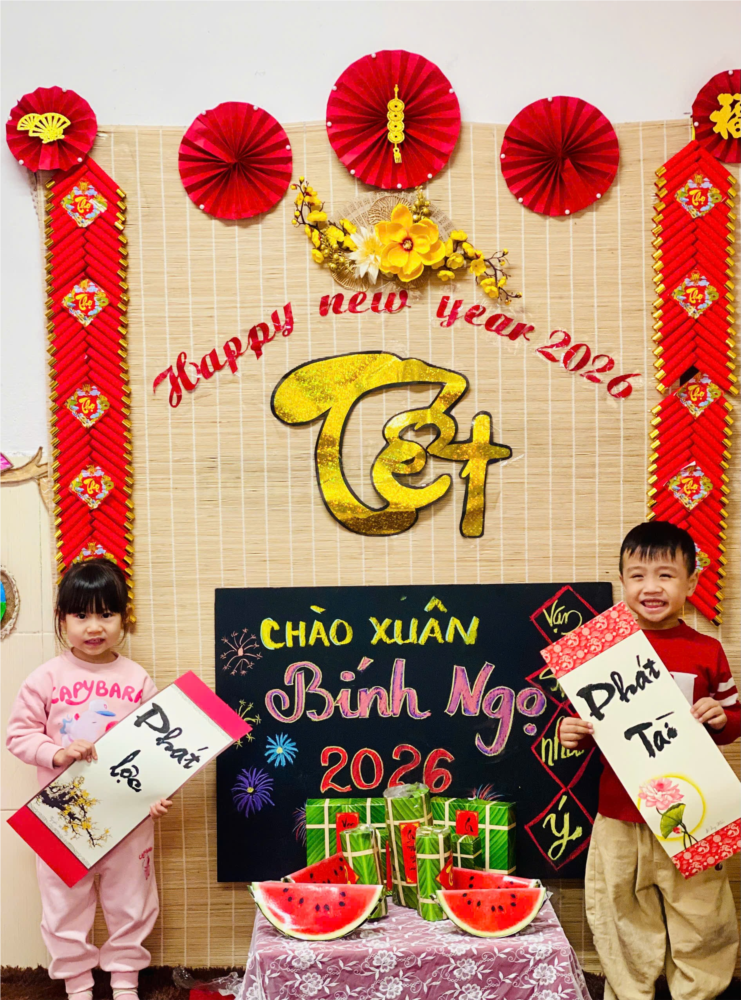 Các bé lớp MGN B4 tô tranh gỗ trang trí tết