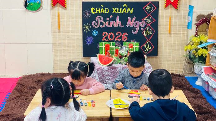 Các bé lớp MGN B4 tô tranh gỗ trang trí tết