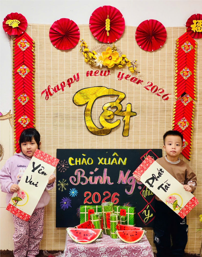 Các bé lớp MGN B4 viết chữ thư pháp chúc tết