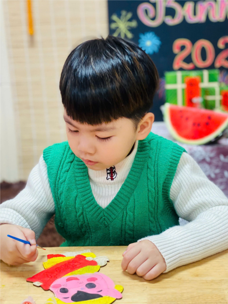 Các bé lớp MGN B4 tô tranh gỗ trang trí tết