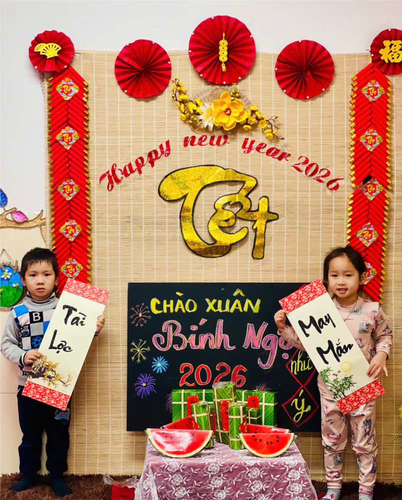 Các bé lớp MGN B4 viết chữ thư pháp chúc tết