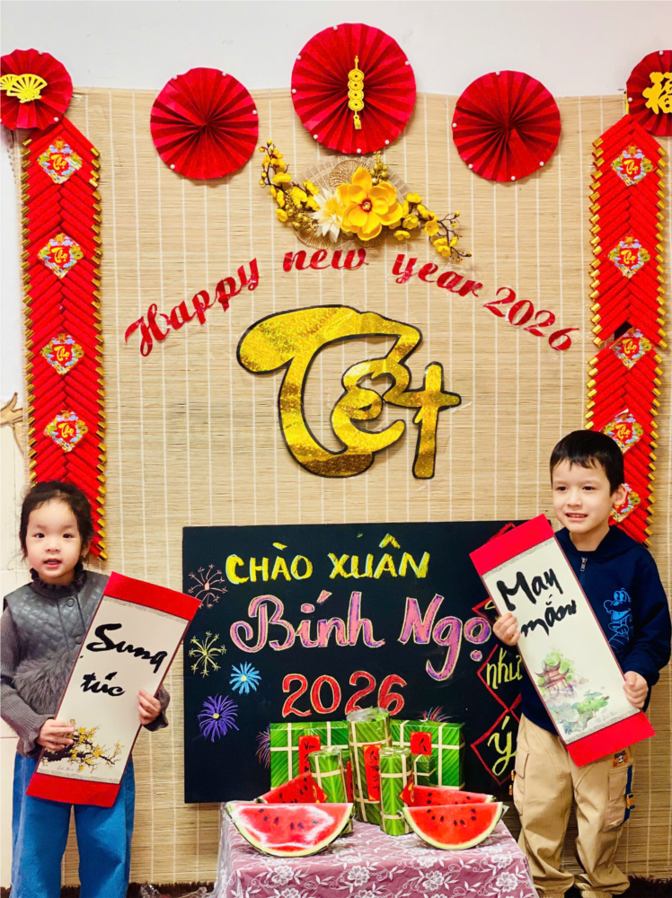 Các bé lớp MGN B4 viết chữ thư pháp chúc tết