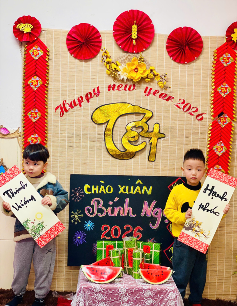 Các bé lớp MGN B4 viết chữ thư pháp chúc tết