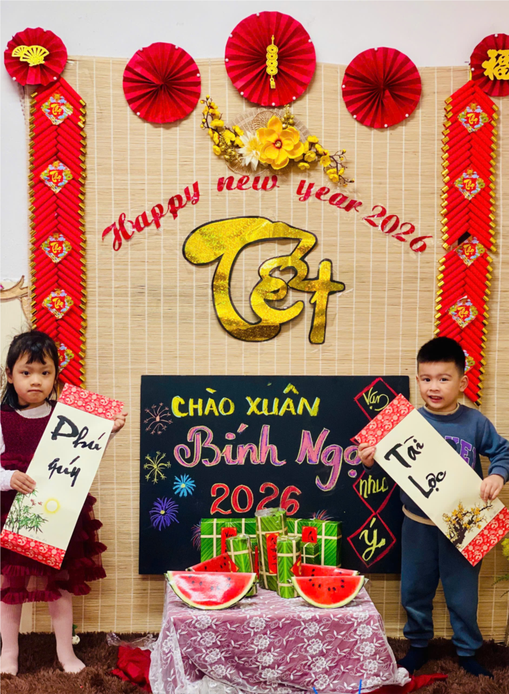 Các bé lớp MGN B4 viết chữ thư pháp chúc tết