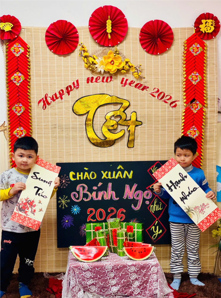 Các bé lớp MGN B4 viết chữ thư pháp chúc tết