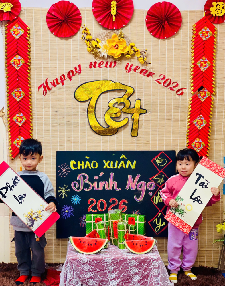 Các bé lớp MGN B4 viết chữ thư pháp chúc tết