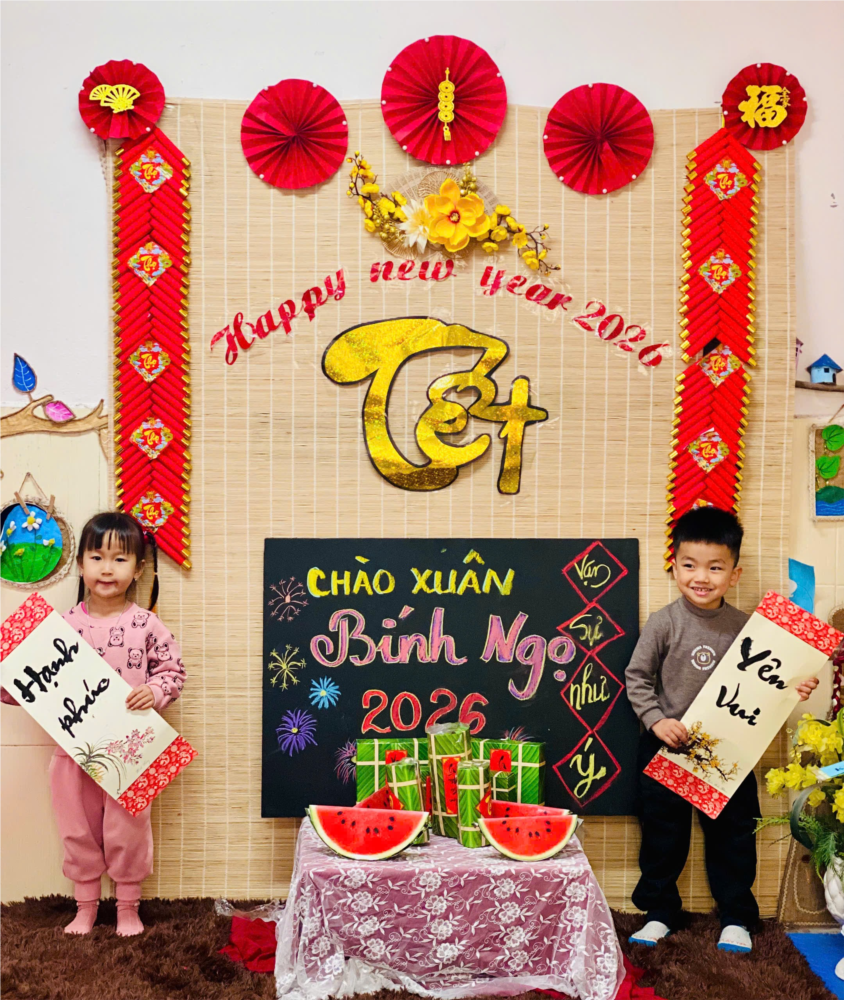 Các bé lớp MGN B4 viết chữ thư pháp chúc tết