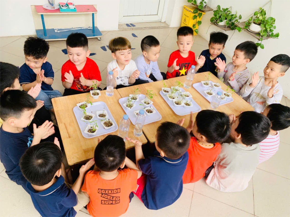 Các bé lớp MGN B4 Làm bưu thiếp tặng bà và mẹ ngày 8/3