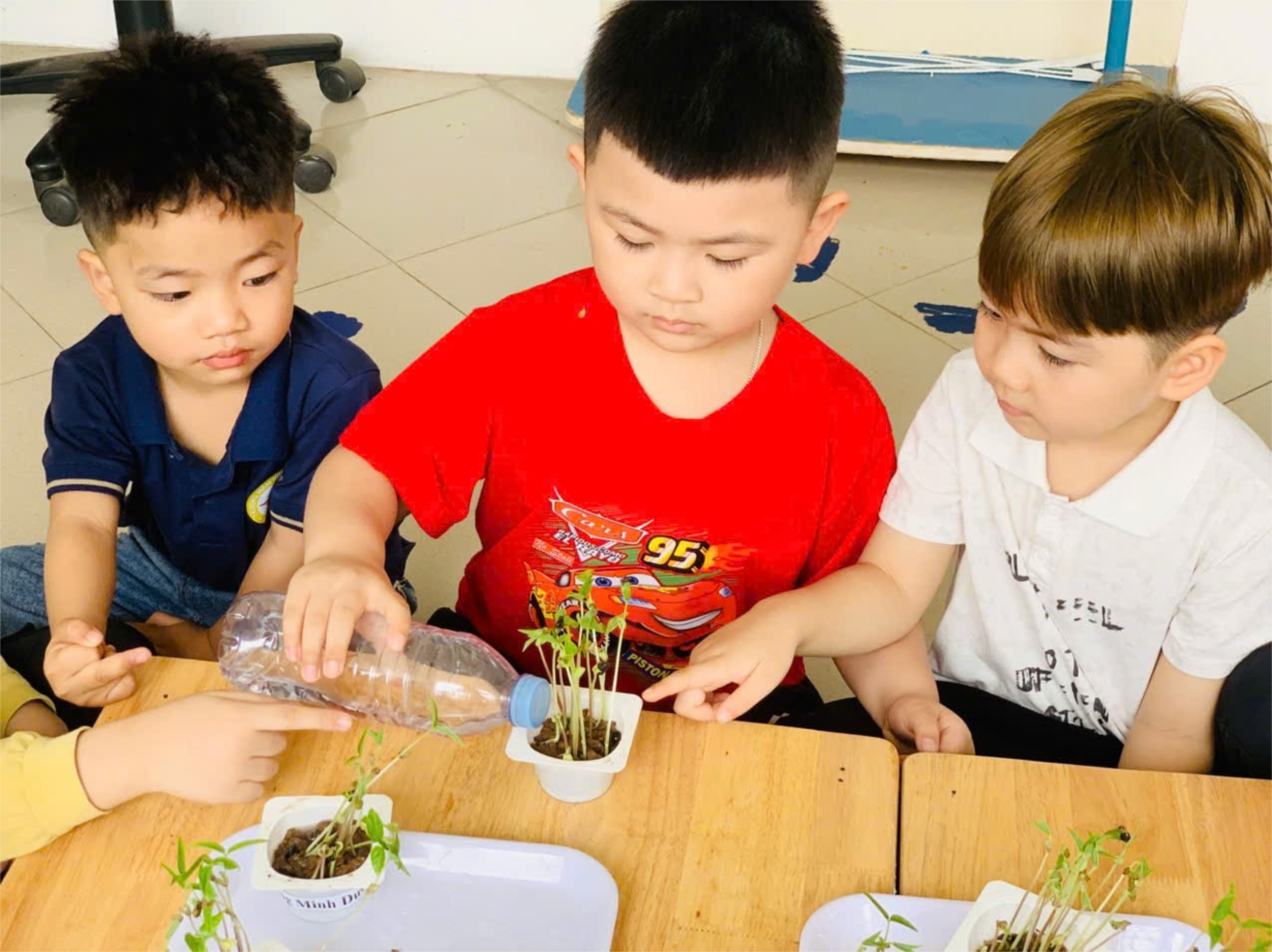 Các bé lớp MGN B4 Làm bưu thiếp tặng bà và mẹ ngày 8/3