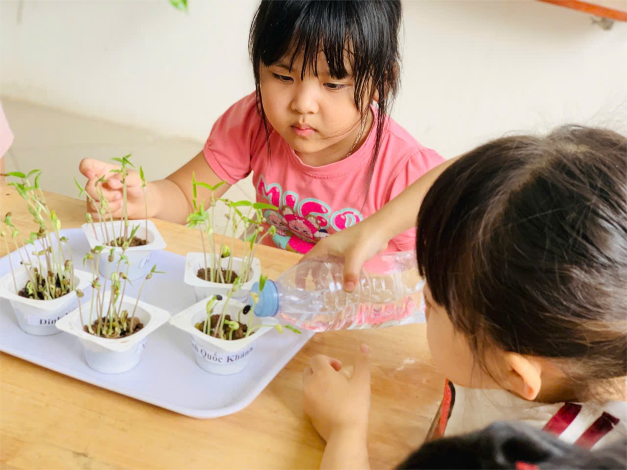 Các bé lớp MGN B4 Làm bưu thiếp tặng bà và mẹ ngày 8/3