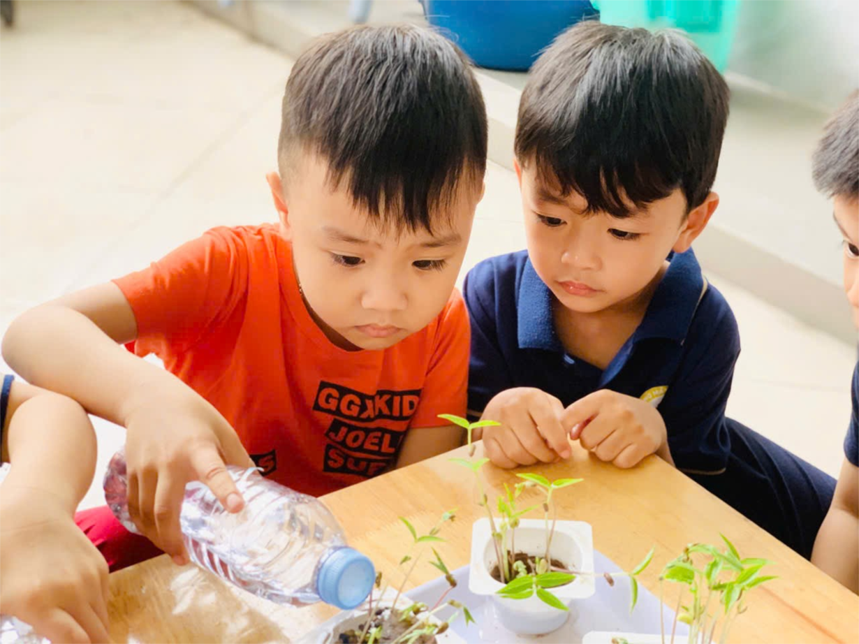 Các bé lớp MGN B4 Làm bưu thiếp tặng bà và mẹ ngày 8/3