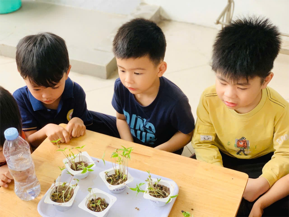 Các bé lớp MGN B4 Làm bưu thiếp tặng bà và mẹ ngày 8/3