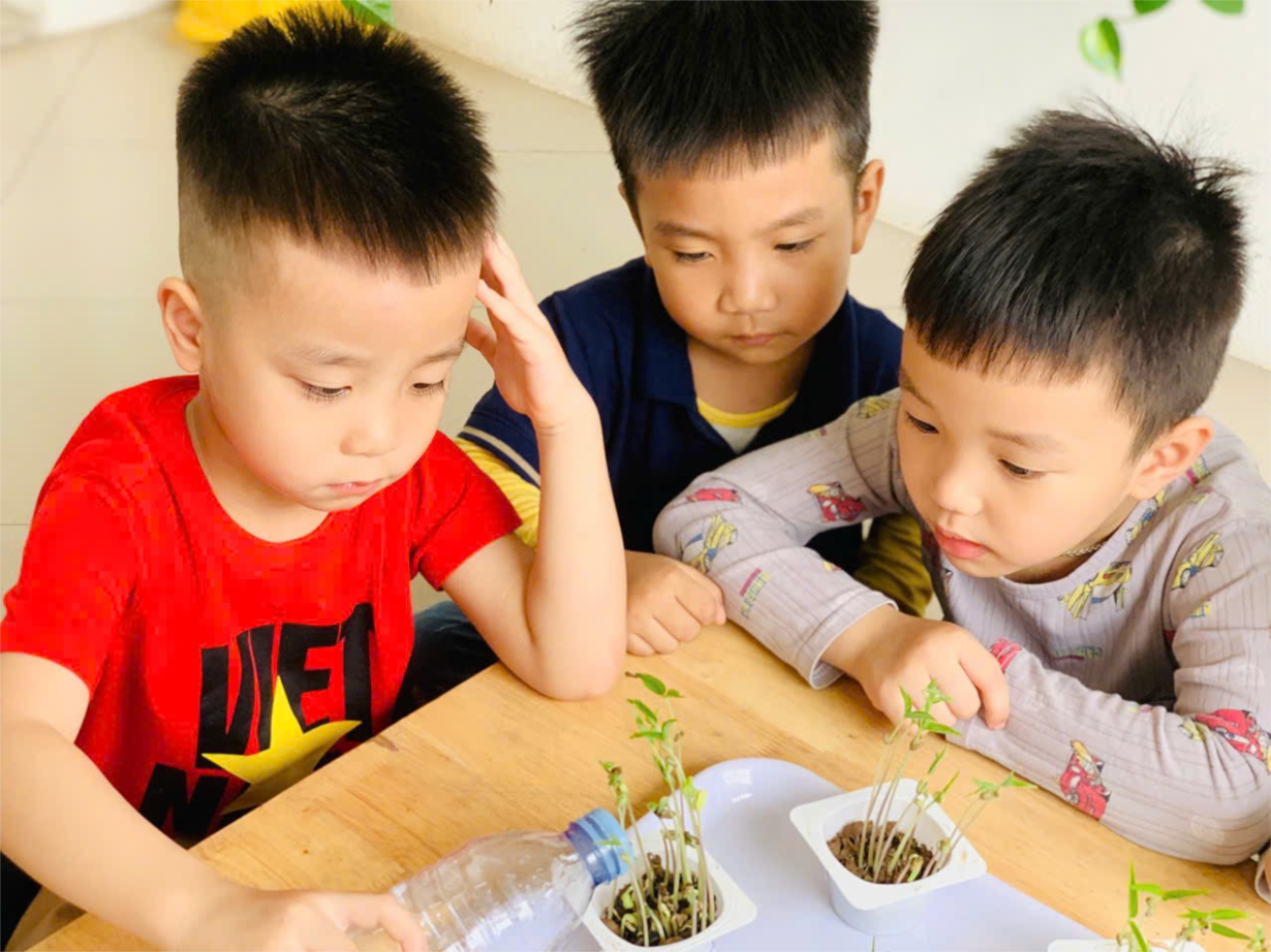 Các bé lớp MGN B4 Làm bưu thiếp tặng bà và mẹ ngày 8/3