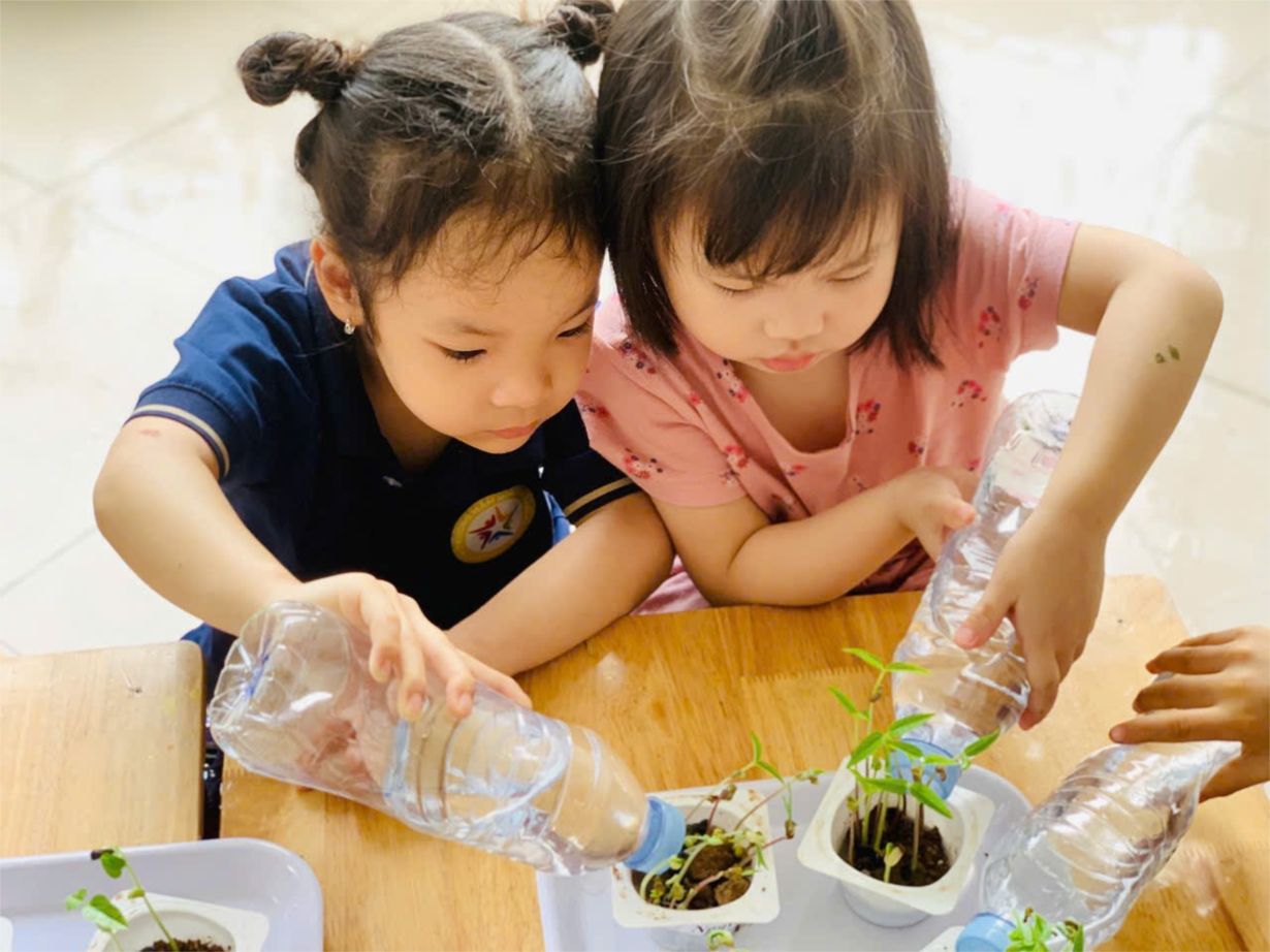 Các bé lớp MGN B4 Làm bưu thiếp tặng bà và mẹ ngày 8/3