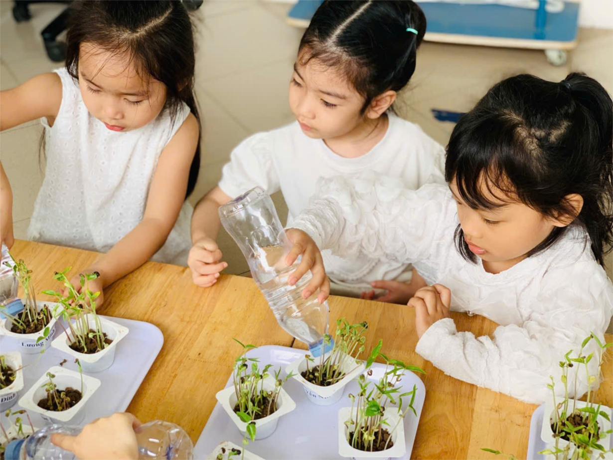 Các bé lớp MGN B4 Làm bưu thiếp tặng bà và mẹ ngày 8/3